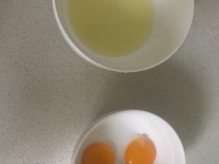 舒芙蕾松饼,将鸡蛋分离，分别放置在两个无水无油的盆中