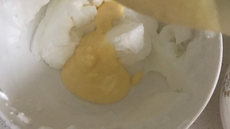 舒芙蕾松饼,再把第一次拌均匀的蛋糊放到蛋白盆中，再次翻拌均匀