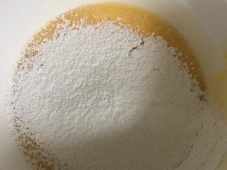 舒芙蕾松饼,分两次筛选低筋面粉，用Z字形搅拌成糊状