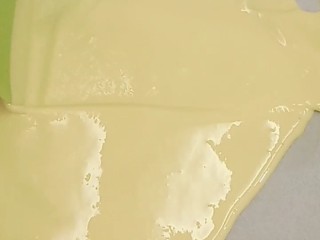 虎皮蛋糕卷,刮到烤盘底部都覆盖上蛋黄糊，放入提前预热好的烤箱中层，190－200度烤五六分钟