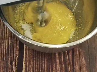 虎皮蛋糕卷,筛入20克淀粉，再用打蛋器打发一下，使粉质和液体混合均匀