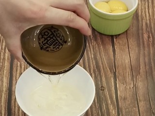 虎皮蛋糕卷,再来开始做蛋糕卷部分。取一容器倒入纯净水和油，用蛋抽搅拌，直到液体里看不到油花为止