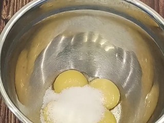 虎皮蛋糕卷,首先做虎皮部分。无水无油的打蛋盆中倒入4个蛋黄和30克糖，用电动打蛋器打到浓稠，颜色微微发白