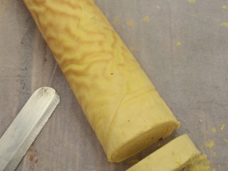 虎皮蛋糕卷,半个小时以后，就可以切块了。记得用带锯齿的刀切更容易。