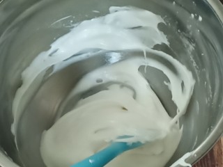 蛋白糖,最后拌好的蛋白霜如图，因为加了柠檬汁，所以色泽比不加要更好。