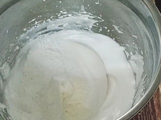 蛋白糖,蛋白中再加入淀粉和奶粉，用刮刀翻拌均匀