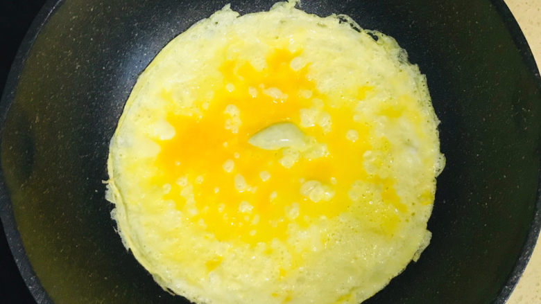 平菇炒鸡蛋,转小火，煎至金黄色