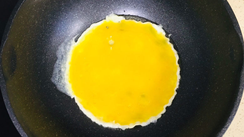 平菇炒鸡蛋,倒入鸡蛋液