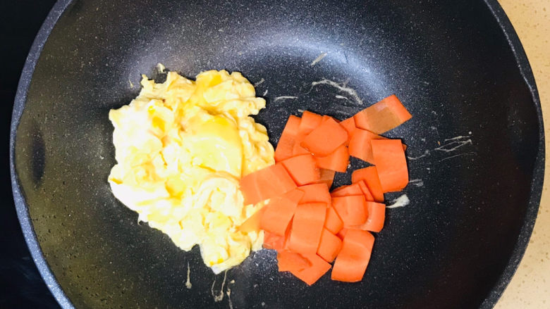 平菇炒鸡蛋,将煎好的鸡蛋饼扒拉到边上，加入胡萝卜片