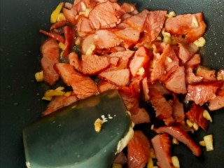 莴笋炒腊肉,然后放入腊肉小火翻炒至腊肉岀油。