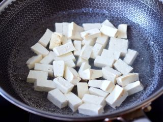 海鲜木耳豆腐羹,锅中倒入适量的清水烧开，把豆腐放入锅中进行焯水，煮一分钟捞出沥干水分。