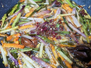 香菇牛肉酱,最后下入花椒一起炸两分钟，所有炸过的蔬菜香辛料全部捞出不要。