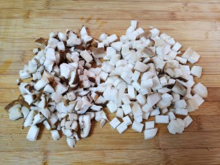 香菇牛肉酱,杏鲍菇和香菇分别洗干净，放入淡盐水里面浸泡半个小时，去除一下菌菇里面特殊的味道，浸泡过的杏鲍菇和香菇控一下水分切成1cm左右的小块。