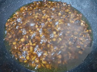 香菇牛肉酱,下入黄豆酱、甜面酱、豆豉碎、和蚝油翻炒均匀。