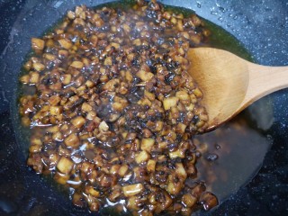 香菇牛肉酱,中小火不停的搅动炒香。
