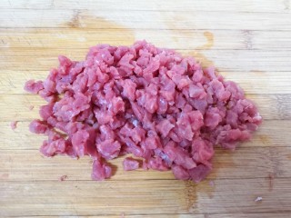 香菇牛肉酱,炸菌菇的时间里把牛肉切碎。