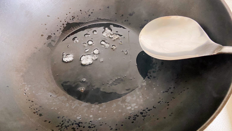 海带炖排骨,用勺子背部叫冰糖拍碎，当冰糖开始融化了冒小泡，就可以继续进行了。