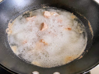 海带炖排骨,排骨凉水下锅，水开后再多煮两三分钟捞出来沥干水分备用。