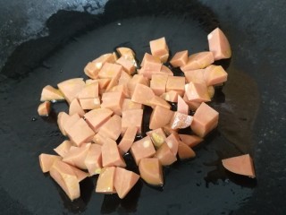 豌豆糯米饭,放入火腿肠，小火炒匀炒香。