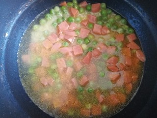 豌豆糯米饭,加适量清水。