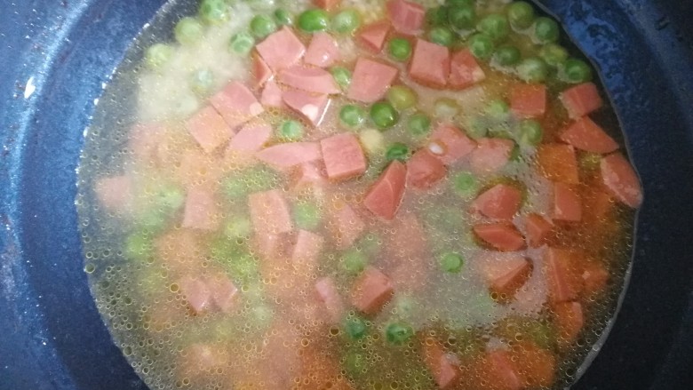 豌豆糯米饭,加适量清水。