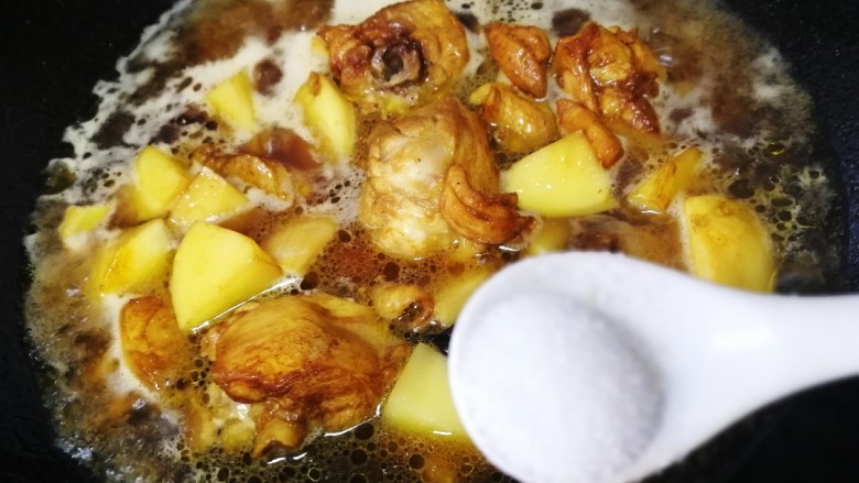 鸡腿炖土豆,大火烧开，放入半小勺盐。