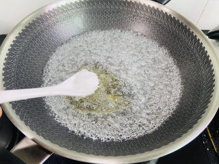 蒜蓉蚝油生菜,锅中加入清水大火烧开，加入适量盐和食用油