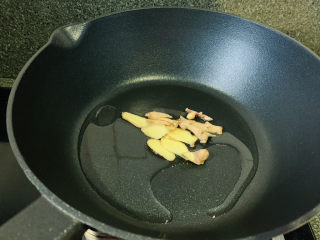 麻油猪肝,热锅，加入姜片