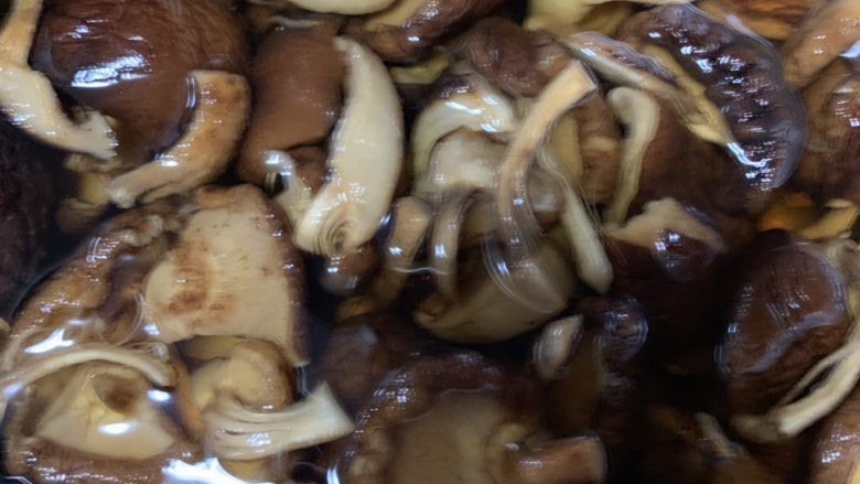 香菇炒肉片,泡发