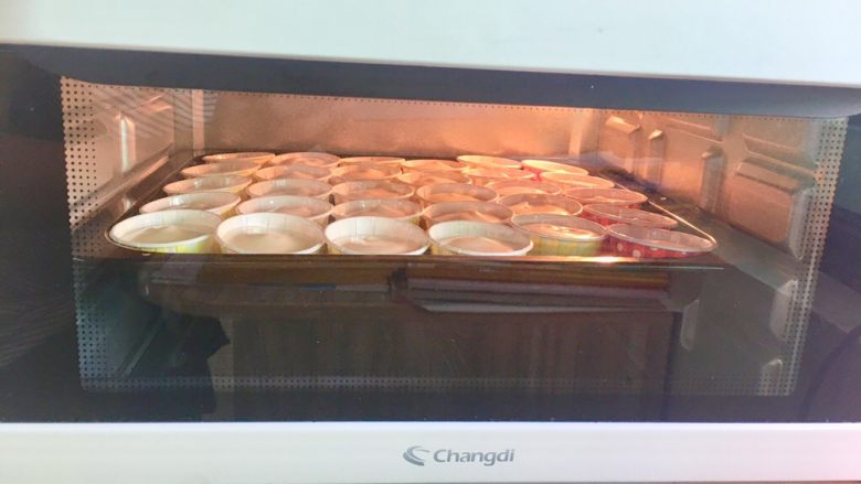 戚风杯子蛋糕,提前把空气炸烤箱预热好160度40分钟转170度5分钟。原理是先用低温烘烤蛋糕至定型，最后转高温固定高度。
