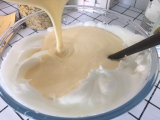 戚风杯子蛋糕,接着倒入剩余的蛋白霜里。
