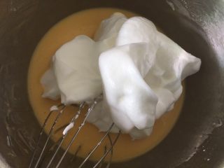 戚风杯子蛋糕,取三分之一的蛋白霜到蛋黄糊里面。