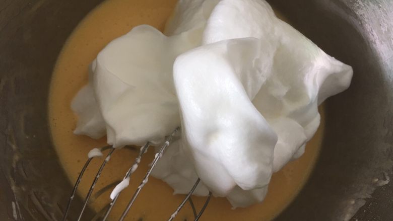 戚风杯子蛋糕,取三分之一的蛋白霜到蛋黄糊里面。