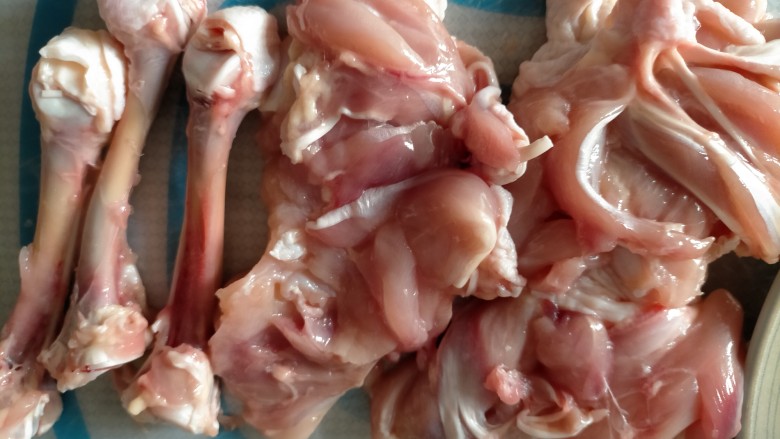 鸡腿炖土豆,处理食材
鸡腿剔骨