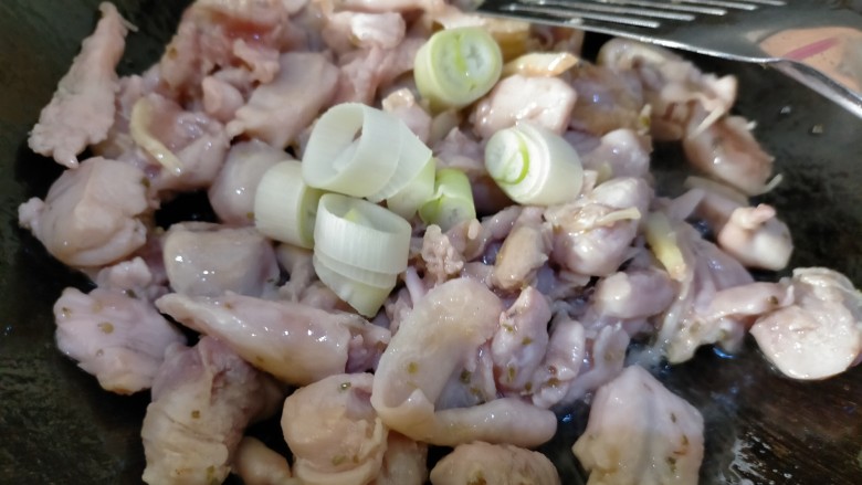 鸡腿炖土豆,翻炒至表面无肉色了加入大葱
