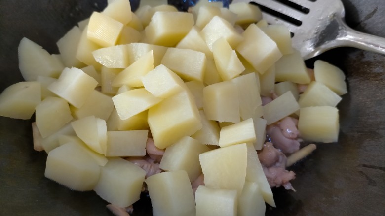 鸡腿炖土豆,土豆捞出直接滤水倒入锅中
