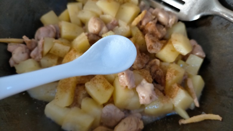 鸡腿炖土豆,盐一丢丢，虽然土豆之前没放盐，但是鸡腿在炒的过程中会出很多汤汁，土豆吸收汤汁也会变咸