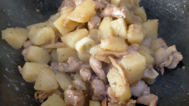 鸡腿炖土豆,混合翻炒至土豆变棉即可出锅