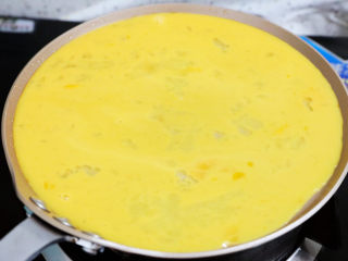 芋泥肉松鸡蛋卷,再倒入搅拌好的鸡蛋液，小火慢慢煎成蛋皮