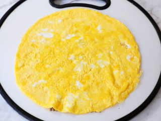 芋泥肉松鸡蛋卷,接着将煎好的蛋皮取出，将其铺在案板上