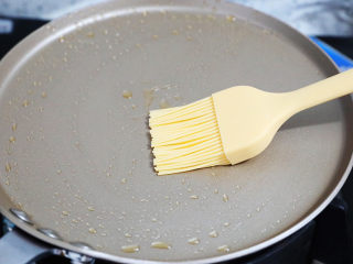 芋泥肉松鸡蛋卷,平底锅刷一层薄薄的食用油预热