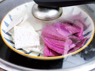 芋泥肉松鸡蛋卷,首先制作芋泥：将芋头和紫薯去皮切成薄片，放入蒸锅蒸熟