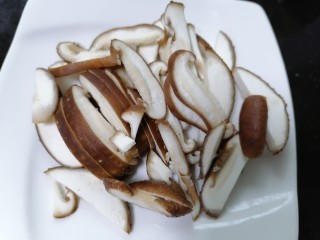 香菇滑鸡粥,香菇切成丝状