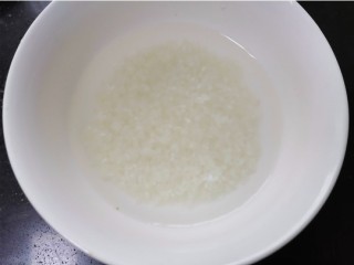 香菇滑鸡粥,将米淘洗干净
