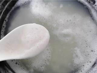 香菇滑鸡粥,煮至沸腾出沫撇去浮沫继续煮一会