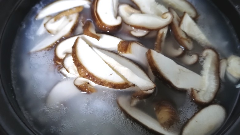 香菇滑鸡粥,放入香菇一同煮