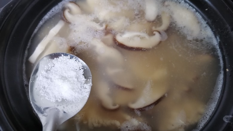 香菇滑鸡粥,加入一勺盐调味