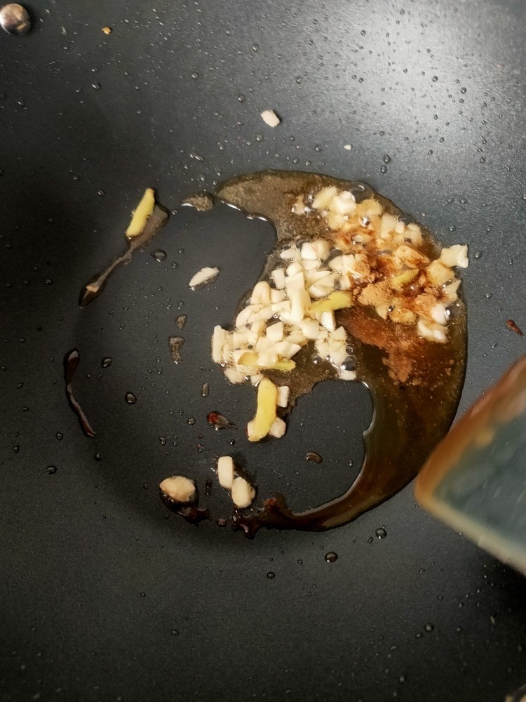 酸菜羊肉,起锅热油炝香葱姜蒜