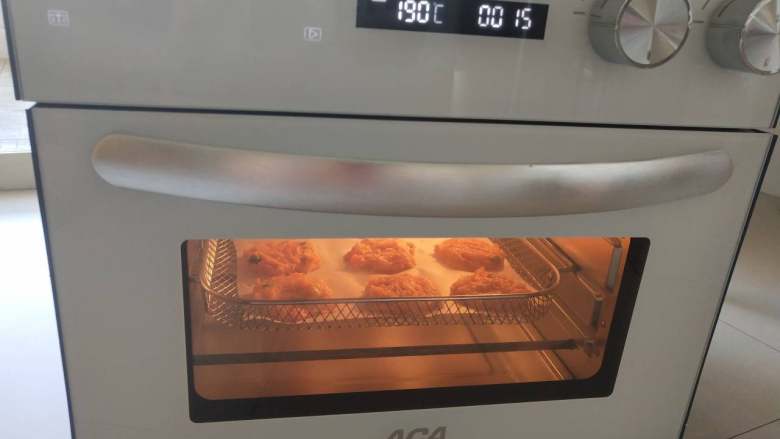 泰式烤鱼饼,烤箱中层，启动空气炸的功能，190度18分钟左右，颜色金黄即可
