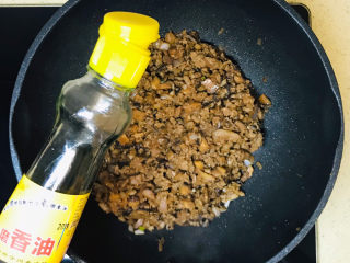 香菇牛肉酱,看到水分都烤干，就可以了，起锅前淋上香油提香